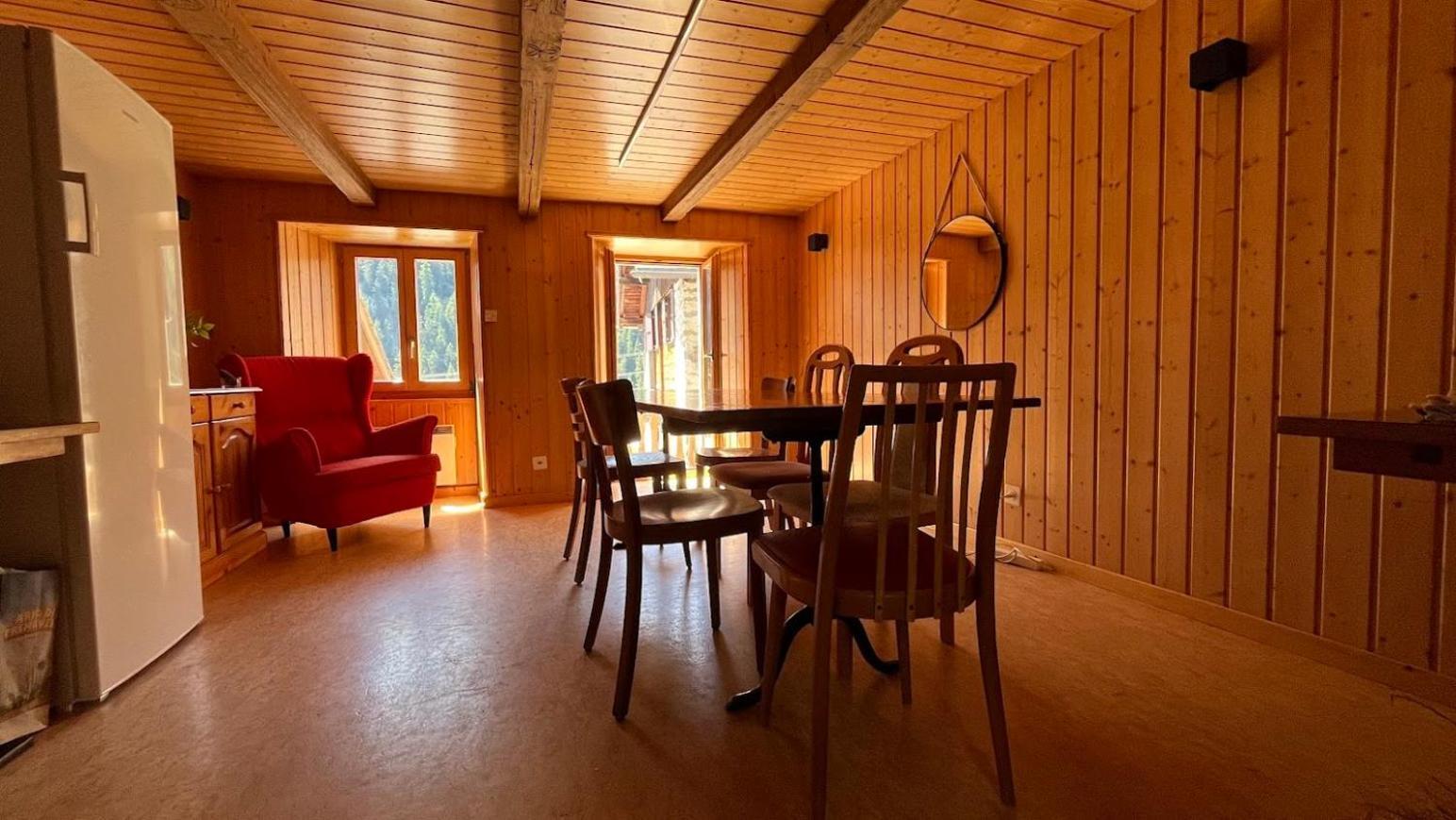 Хостел Petit Velan - Coworking & Coliving Бург-Сен-Пьер Экстерьер фото